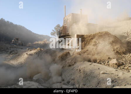 071109-A-2013C-006 Fahrzeuge aus der 864th Pionier-Bataillon arbeiten, um eine schwierige Wegstrecke von Serpentinen in den Bergen der Provinz Paktika, Afghanistan, 10.Nov zu glätten. Die Straße wird verwendet, Zubehör, Ausrüstung und Personal von nahe gelegenen vorwärts operativen Basen auf ein ganz neues Stadtteilzentrum in Charbaran im östlichen Paktika zu transportieren.  SPC. Micah E. Clare Stockfoto