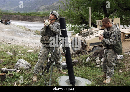 US Army Spc. David Caldwell prüft das Azimut auf 120-mm-Mörser als Pfc Samuel Schuster zu eine Runde während Operationen südlich von Forward Operating Base Naray, Afghanistan, 26. März 2008 Feuer bereitet.  Die Soldaten feuern den Mörtel in der Hoffnung, Anti-Koalition Miliz Angriff auf einem afghanischen Lieferung LKW im Verdacht ausspülen.  SPC. Derek Niccolson veröffentlicht Stockfoto