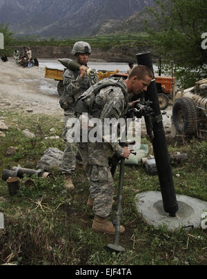 US Army Spc. David Caldwell prüft die Seiten im 120-mm-Mörser als Pfc Samuel Schuster zu eine Runde während Operationen südlich von Forward Operating Base Naray, Afghanistan, 26. März 2008 Feuer bereitet.  Die Soldaten feuern den Mörtel in der Hoffnung, Anti-Koalition Miliz Angriff auf einem afghanischen Lieferung LKW im Verdacht ausspülen.  SPC. Derek Niccolson Stockfoto