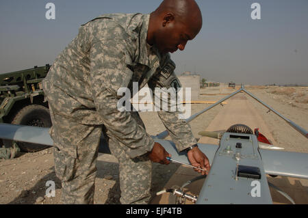 US Army Staff Sgt. Alton Jefferson, bereitet aus Bravo Company, 173. spezielle Truppen Bataillon, einem unbemannten RQ-7 Schatten für den Start aus Forward Operating Base Fenty in Jalalabad, Afghanistan, 17. März 2008.  Staff Sgt Tyffani L. Davis Stockfoto