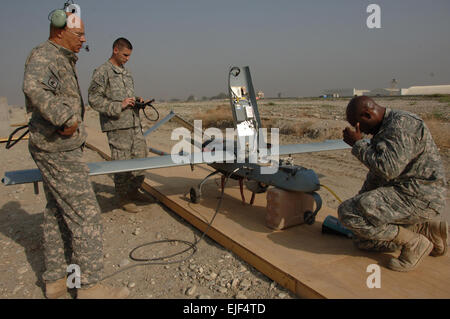 US Army Staff Sgt. Alton Jefferson und Sgts. Ronald Williams und Jeremy Squires, alles von Bravo Company, 173. spezielle Truppen Bataillon, durchführen Endkontrolle auf einen Schatten Unmanned Aerial Vehicle UAV auf Forward Operating Base Fenty in Jalalabad, Afghanistan, 17. März 2008, vor dem Start. Eine Drohne wird verwendet, um feindliche Aktivitäten zu verfolgen.  Staff Sgt Tyffani L. Davis Stockfoto