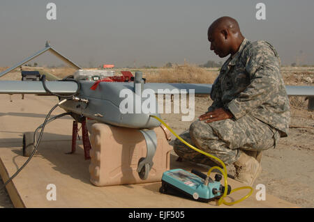 US Army Staff Sgt. Alton Jefferson, bereitet aus Bravo Company, 173. spezielle Truppen Bataillon, ein Schatten Unmanned Aerial Vehicle UAV für einen bevorstehenden Flug auf Forward Operating Base Fenty in Jalalabad, Afghanistan, 17. März 2008. Eine Drohne wird verwendet, um feindliche Aktivitäten zu verfolgen.  Staff Sgt Tyffani L. Davis veröffentlicht Stockfoto