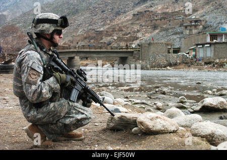 Army.mil US Army Staff Sgt Michael Kaman sichert ein Gebiet entlang des Flusses Pech bei einem Treffen zwischen den wichtigsten Führern in der Kunar Provinz Afghanistans am 4. Februar 2007.  Der Zweck des Treffens war, lokale Entwicklungsprojekte zu diskutieren, die eine gemeinsame Anstrengung der Koalition sind Asadabad Provincial Reconstruction Team und lokalen Unternehmern geführt. Kaman ist, 1. Bataillon, 102. Infanterie-Regiment, Connecticut National Guard angebracht.   Staff Sgt Joshua Gipe, US-Armee.  Veröffentlicht Stockfoto