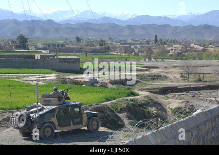 US-Armeesoldaten von Delta Company, 1. Bataillon, 508. Fallschirm-Infanterie-Regiment bieten Sicherheit bei einem Treffen mit dem Bezirk Subgovernor im Bezirk Mitte in Vasantha, Afghanistan, 6. März 2007.  Staff Sgt Justin Holley Stockfoto