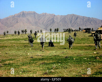 Fallschirmjäger von Firma B, 1. Bataillon, 508. Fallschirm-Infanterie-Regiment, 4th Brigade Combat Team, 82nd Airborne Division, bewegt sich hinaus auf Patrouille in der Ghorak Tal der Provinz Helmand im Süden Afghanistans während der "Operation Achilles 6.März. Stockfoto