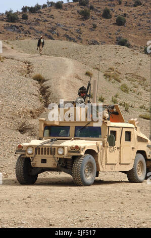 Ein Soldat der US-Armee von Charlie Kompanie, 1. Bataillon, 26. Feld-Artillerie-Regiment zieht Sicherheit während seines Kommandanten spricht mit einem afghanischen lokalen in der Khowst Provinz, Afghanistan, 25. März 2007.  Staff Sgt Isaac A. Graham Stockfoto