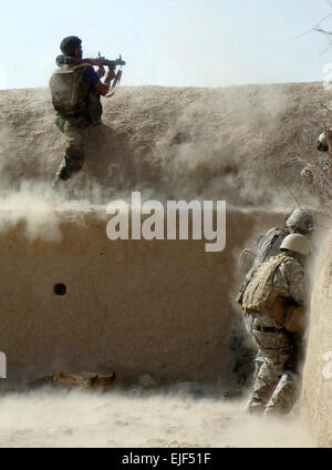 070416-A-0000L-001 SANGIN, Afghanistan - 1. Kandak, 209. Afghan National Army Soldat schüttelt eine kämpfende Position mit einer Rakete angetrieben Granate starten 10 Apr. während des Kampfes im Bereich Sangin Distrikt der Provinz Helmand im Süden Afghanistans.  Kombiniert Joint Special Operations Taskforce-Afghanistan-Soldaten wurden in den vergangenen Tagen zu beseitigen Aufständischen und Förderung von Frieden und Stabilität im Sangin Distrikt durchgeführten Operationen.  SPC. Daniel Liebe Stockfoto