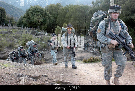 Pfc. Ronald Craig Rechte und anderen Soldaten in 3rd Platoon, Combat Company, 1-32 Inantry Rückkehr von einer Patrouille während einer zweiwöchigen Missionsbuch(Expert) Spülung des Feindes aus den Dörfern Tsapre und Aybat.  Armee Spc. Jon H. Arguello Stockfoto