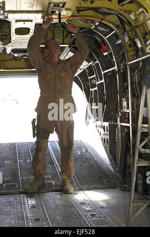 Army Staff Sgt Edward J. Barham inspiziert einen CH-47 Chinook-Hubschrauber für eventuelle Unstimmigkeiten während der Phase Wartung.  SPC. Nathan W. Hutchison Stockfoto