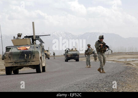 US-Armee Soldaten von Headquarters und Headquarters Company, 2. Bataillon, 508. Fallschirm-Infanterie-Regiment Sicherheitsmaßnahmen während Sicherheit Stillstand auf einer Aufklärungsmission Strecke in der Nähe von Mir-e, Afghanistan, 4. April 2007 durchführen.  Staff Sgt Michael L. Casteel Stockfoto