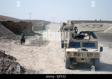 070414-A-9834L-020 SANGIN, Afghanistan - US Special Operations Soldaten Verhalten ein Fahrzeug montiert Kampf Patrouille auf der Suche nach Taliban-Kämpfer Zentrumnähe Sangin Distrikt in der Provinz Helmand 14. April. US Army Spc. Daniel Liebe Stockfoto