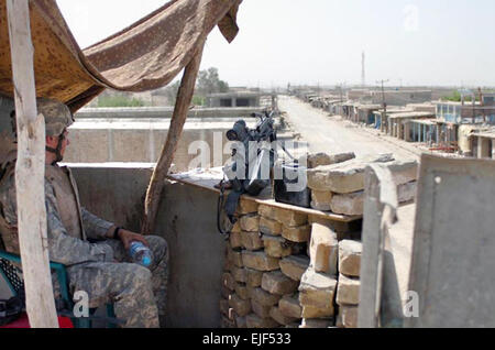 070414-A-9834L-021 SANGIN, Afghanistan – A Fallschirmjäger von der 82. US-Luftlandedivision hält einen Ausblick über eine Hauptstraße der Ansatz in der Sangin Stadt Bezirk Mitte der Provinz Helmand, Afghanistan, 14. April. US Army Spc. Daniel Liebe Stockfoto