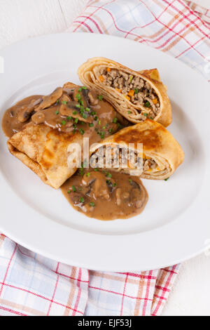 Bohnenkraut Hackfleisch Pfannkuchen oder Tortillas aufgeschnitten, der Boden oder Hackfleisch / Faschiertes und Gemüse füllen in einer reichen leckere Soße zu zeigen Stockfoto