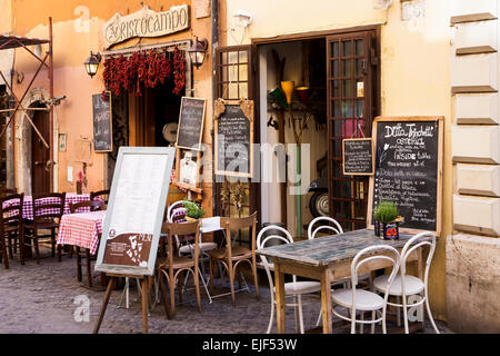 Typisch italienisches Restaurant im Stadtteil Trastevere in Rom Stockfoto