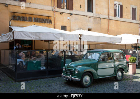 Alten Fiat-van im Stadtteil Trastevere in Rom Stockfoto