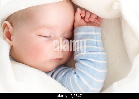 Baby schläft bedeckt mit weichen Decke Stockfoto