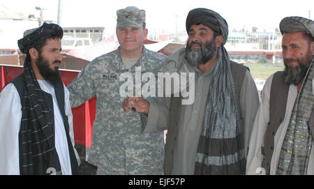 US Army Colonel R. Stephen Williams, der Kommandeur der 207. Infanterie-Brigade, steht mit lokalen Führern in der afghanischen Provinz Kandahar 15. Mai 2007, als sie annehmen, dass die Schlüssel zu den 64. Traktor als Teil der Task Force Grizzly Farm verteilt Spende Projekt zur Unterstützung von Bauern in der näheren Umgebung implementieren.  Capt Vanessa R. Bowman Stockfoto