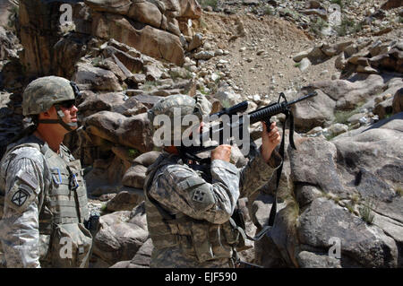 Sehen Sie US Army Spc. Patrick Halter und Sgt. Jeremy Kingsbury, beide aus der Kalagush Provincial Reconstruction Team die Kammlinien andere Soldaten während einer Patrouille im Titin-Tal in Nuristan Provinz von Afghanistan 14. Juni 2007 eine Brücke inspizieren zu.   Staff Sgt Michael Bracken Stockfoto