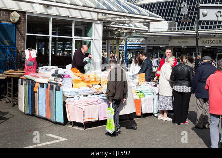 Markttag in Greater Manchester zu begraben, an einem sonnigen Tag Stockfoto