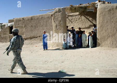 US Armee Sgt. 1. Klasse David Banks, von Alpha Company, 2. Bataillon, 508. Fallschirm-Infanterie-Regiment, bewegt sich durch Pana, Afghanistan, während ein Kordon und Suche, 9. Juni 2007.  Staff Sgt Michael L. Casteel Stockfoto
