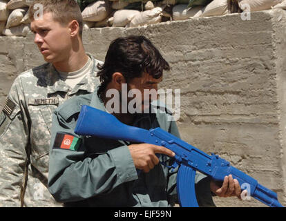 US Army Spc. Jeremiah Nemeth überwacht ein Afghan National Police Officer-Geschäftsführung ein vier-Mann-Stapelbildung auf Forward Operating Base Kalagush, Afghanistan, 12. Juni 2007. Nemeth ist von 3rd Platoon, Charlie Company, 66th Military Police Battalion.  Staff Sgt Isaac A. Graham Stockfoto