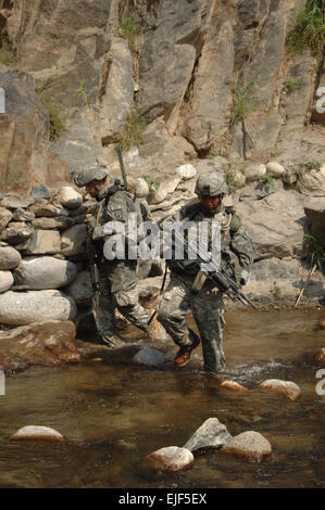 US-Armee Soldaten vom Sitz, Sitz Batterie, 4. Bataillon, 319th Airborne Field Artillery Regiment, 173rd Airborne Brigade Combat Team Fuß über den Fluss Titin während auf einer Fuß-Patrouille im Titin Tal von Nuristan Provinz von Afghanistan 21. Juni 2007. US Army Foto Staff Sgt Isaac A. Graham Stockfoto