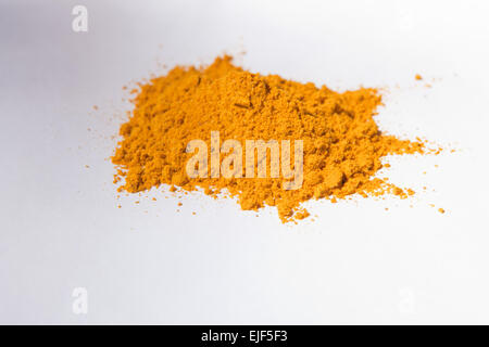 Haufen von Currypulver isoliert auf weißem Hintergrund Stockfoto