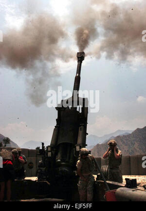 US Army Fallschirmjäger aus 2. Abschnitt, 2. Zug, Bravo Batterie, 4. Bataillon, 319th Airborne Field Artillery Regiment Feuer ihre 155 mm Haubitze von Forward Operating Base Segen in Ost-Afghanistan 28. Juni 2007.  SPC. Jon H. Arguello Stockfoto