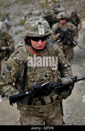 Oberstleutnant Jeremy Siegrest, Kommandant der Task Force Maverick, führt der Weg als US-Truppen und ANA-Soldaten nähern ein Dorf Waffe Caches und Bombenherstellung Materialien Sept. 13 suchen. Stockfoto