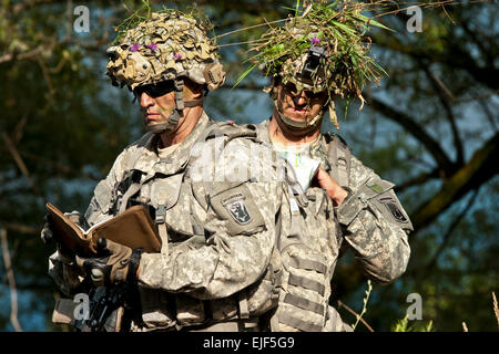 US Army National Guard 1st Sgt. Kevin Mulcahey, links, und Captain Zachariah Fike mit Bravo Truppe, 1. Staffel, 172. Cavalry Regiment RSTA Berg, vorbereiten, eine Bewegung in einer Luft Angriff Übung am Fort-Trommel, N.Y., 13. August 2013 durchzuführen. 86. IBCT partizipiert an einer Exportable GÜZ-Rotation in der Vorbereitung für die Rotation Joint Readiness Training Center im Jahr 2014. Foto: U.S. Air National Guard Staff Sgt Sarah Mattison Stockfoto