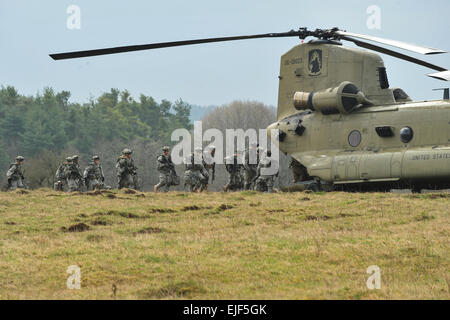 Fallschirmjäger, 1st Squadron Airborne, 91. Kavallerieregiment, 173. Infantry Brigade Combat Team Airborne zugewiesen an Bord ein CH-47 Chinook, zur Verfügung gestellt von 12. Combat Aviation Brigade, für eine Luft-Angriff-Mission bei der 7. Armee gemeinsame multinationale Ausbildung des Befehls Truppenübungsplatz Hohenfels, Deutschland, 19. März 2014. US-Armee visuelle Informationen Spezialist Markus Rauchenberger/freigegeben Stockfoto