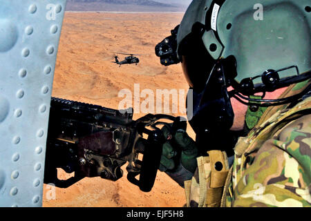 Ein UH-60 Black Hawk-Hubschrauber von A Company, 2. Bataillon, 25. Aviation Regiment, 25. Combat Aviation Brigade folgt Mi-17 Hubschrauber aus Kandahar Air Wing während einer Luft Angriff Trainingsmission in der Provinz Kandahar, Afghanistan, Februar 29. Stockfoto
