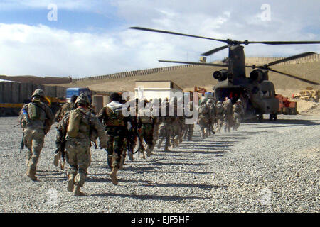 US-Soldaten, von Angriff Company, 1. Bataillon, 503. Infanterie, 173rd Airborne und afghanischen nationalen Sicherheitskräfte bewegen, auf eine CH-47 Chinook, für eine Air Assault Mission bei der Combat Outpost Sayed Abad, laden der Provinz Wardak, Afghanistan, 15. Juni 2010.  Jon Rosa Stockfoto