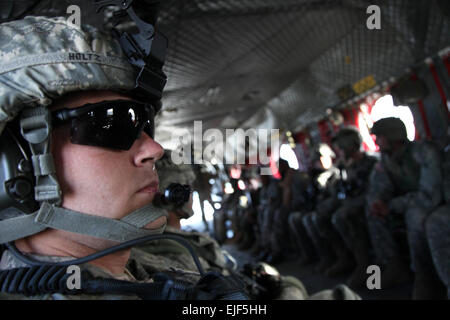 US Army 2nd Lt. Payton Holtz, von St. Augustine, Florida, Führer der 1. Zug von Alpha Company, 3. Bataillon, 187. Infanterie-Regiment, 3. Brigade, 101. US-Luftlandedivision, fliegt in ein Chinook-Hubschrauber während einer Luft-Angriff-Mission.  Die Mission soll ein Aufständischer versteckt Zelle in Janubi Nakum Village, Yahya Khel Bezirk von Paktika Provinz, 27.-28. Juni zu stören.  US Armee Sgt. Jeffrey Alexander, 3. Bataillon, 187. Infanterie-Regiment Stockfoto