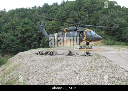 Wolfhounds aus Barsoi Unternehmen, 1. Bataillon, 27. Infanterie-Regiment, 2nd Stryker Brigade Combat Team, 25. Infanterie-Division, Luft-Angriff von einem UH-60 und beginnen ihren Angriff auf das Ziel während des Trainings in Südkorea. Stockfoto