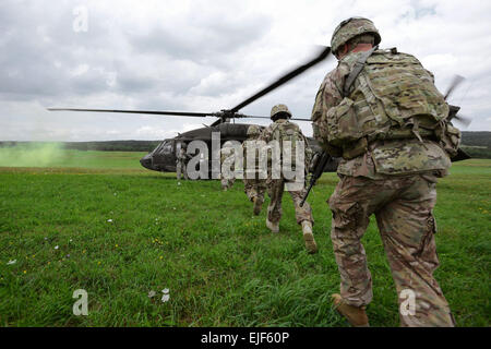 US-Armeesoldaten, 2d Squadron, 2d Kavallerie-Regiment, Brett ein UH-60 Black Hawk Hubschrauber in das Joint Multinational Training Command JMTC Grafenwöhr Training Area, Deutschland, 13. August 2013, während ein Air Movement Training in Vorbereitung auf ihren nächsten Einsatz zugewiesen. US-Armee visuelle Informationen Spezialist Gertrud Zach/freigegeben Stockfoto