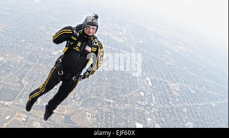 Sgt. 1. Klasse Aaron Figel, mit dem US Army Golden Knights-Tandem-Team begrüßt, als er das Flugzeug über Stinson Flugplatz in San Antonio 3. Januar 2013 beendet. Die Golden Knights mehrere Sprünge auf dem Flugplatz durchgeführt und sind Teil des militärischen feiern in Verbindung mit der US-Armee All-American Bowl, Jan. 5 stattfinden. Die Armee hat seit 2002 Gastgeber der Veranstaltung in San Antonio Auswahl 90 der Top-High-School Fußballspieler aus in der gesamten Nation zu beteiligen. US Army Reserve Foto von Sgt. 1. Klasse Carlos J. Lazo, 302. Mobile Public Affairs-Abteilung Stockfoto