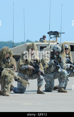 Soldaten in Ghillie-Anzügen, eine Knie vor Humvees wie Hubschrauber über Kopf an Campbell Army Air Field Dienstag während einer Generalprobe für die bevorstehende Airshow fliegen. Die Luft-Angriff-Demonstration wird Samstag im Rahmen der Luftfahrtmesse Fort Campbell auftreten, ab 10:00 Stockfoto