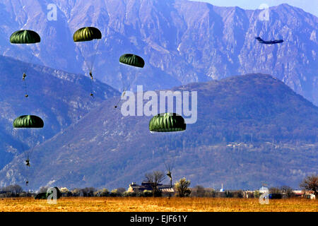 Mitglieder aus der US-Armee 173rd Airborne Brigade Combat Team führt Kampf springen Operationen aus einer c-17 Globemaster III während einer gemeinsamen Koalition Übung 23. März 2011, an Aviano Air Base, Italien. Mehr als 1.400 Mitarbeiter aus der 173. ABCT, nahm der 8. Air Support Betrieb Squadron und italienische Armee Fallschirmjäger an der einwöchigen Veranstaltung. US Air Force Foto/Staff Sgt. Nadine Y. Barclay Stockfoto