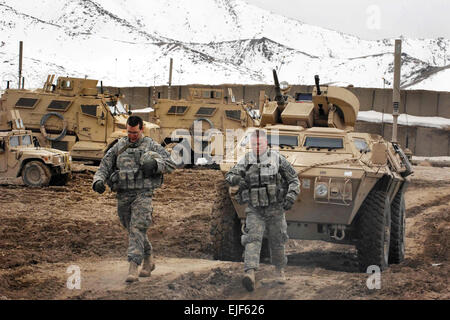 Zwei Soldaten der US-Armee Fuß ihr Fahrzeug durch die schlammigen Pfade der Forward Operating Base Airborne südlich von Kabul, Afghanistan, 6. März 2009. Die Soldaten der 10th Mountain Division 3rd Brigade Combat Team und Teil der spartanischen Task Force zugewiesen, übernahm die Kontrolle über die Basis letzten Monat.  Fred W. Baker Afghanistan kämpfen wendet sich an Wirtschaft, Governance www.defenselink.mil/news/newsarticle.aspx?id=53369 Stockfoto