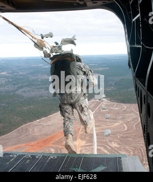 Niederländische und amerikanische Fallschirmjäger zusammengeschlossen für Luftlandeoperationen auf Sizilien-Drop-Zone, Jan. 9. Insgesamt 220 Soldaten aus der 1st Brigade Combat Team, 82nd Airborne Division und der königlichen niederländischen Armee 11. Airmobile Brigade sprang von der All American Division CH-47 Chinook-Hubschrauber. Die amerikanischen Truppen verdiente ausländische Sprung Flügel, wie sie aus dem Flugzeug von einem niederländischen Heli geführt wurden. Ein amerikanischer Heli geführte wiederum die niederländischen Truppen von der hinteren Rampe. Die Mission war Teil der All American Division Interoperabilität Ausbildung mit der niederländischen Streitkräfte.  Staff Sgt Stockfoto