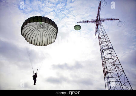 Ein Soldat aus dem 250 Fuß Turm mit einem t-10-Fallschirm während Airborne School, 7. August 2013 in Fort Benning entfällt. Airborne-Schule besteht aus drei Wochen training, Boden-Woche, Turm Woche und Sprung-Woche.   Ashley Cross/U.S. Armee Foto Stockfoto