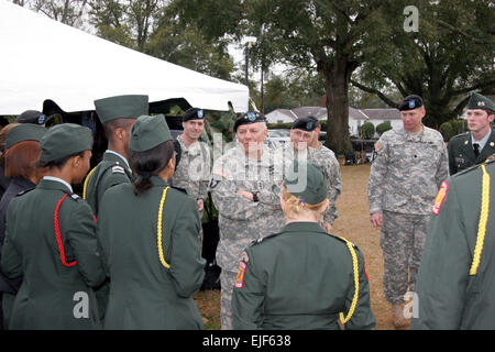 US Army General Richard A. Cody, stellvertretender Chef des Stabes der Armee, im Gespräch mit Reserve Officers' Training Corps Studenten an Fort Rucker, Alabama, 31. Januar 2008. Cody und die Studenten von Evergreen High School, Evergreen, Ala., betrachtet der Luftfahrt Branche unbemannte Antennenanlage, Hubschrauber und andere Armee Flugzeuge auf dem Display während der Luftfahrt Senior Leaders Conference auf der US Army Aviation Warfighting Center statt.  Carlton Wallace Stockfoto