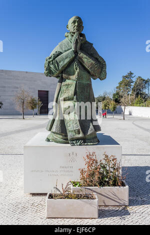 Heiligtum von Fatima, Portugal. Statue von Papst Paul VI. vom Bildhauer Joaquim Correia vor Basilika der Heiligsten Dreifaltigkeit. Stockfoto