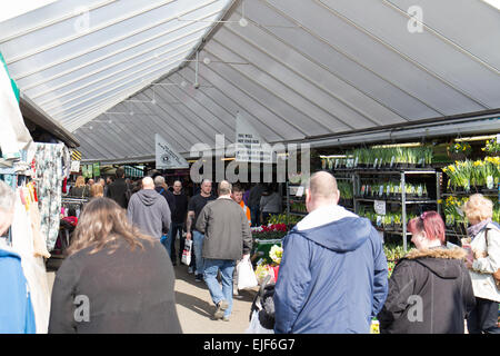 Markttag in Greater Manchester zu begraben, an einem sonnigen Tag Stockfoto