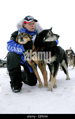 Master Sgt. Rodney Whaley, erste Tennessean jemals in den Iditarod konkurrieren macht ein Training mit seinem Team von Schlittenhunden. Das Iditarod wird voraussichtlich am 1. März beginnen.  Tennessee Nationalgarde Stockfoto