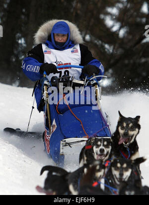 US Army Master Sgt. Rodney Whaley, ein Tennessee-Armee National Gardist, Züge mit seinen Hunden in Rechnung gestellt 2. März 2008, in Alaska, die bevorstehenden Iditarod 2008, als "The World letzte große Rasse."  Die zweiwöchige Schlittenhunderennen in Anchorage, Alaska, übernehmen Whaley Gefrorene Flüsse, zerklüftete Gebirge, Dichte Wälder, desolate Tundra und kilometerlange windgepeitschte Küste. Whaley, wer von der Army National Guard gesponsert wird werden die ersten Tennessean in der Geschichte, im Rennen zu konkurrieren.  Russel Lee Klika veröffentlicht Stockfoto