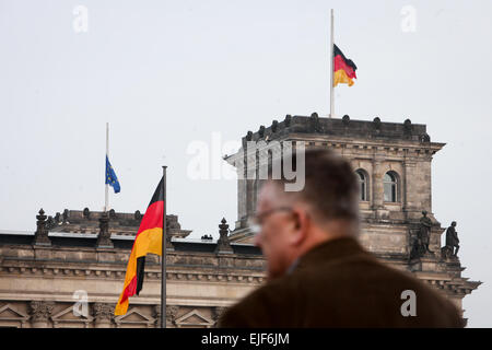 Berlin, Deutschland. 25. März 2015. Auf das Reichstagsgebäude (das Unterhaus des Parlaments) zum Gedenken an die Opfer der abgestürzten Flugzeugs von Germanwings in Berlin, Deutschland, am 25. März 2015 fliegen einer deutschen Nationalflagge und eine EU-Flagge auf Halbmast. Ein Airbus A320 der deutschen Low Cost Fluggesellschaft stürzte Germanwings mit 150 Menschen an Bord am Dienstag in Südfrankreich. © Zhang Fan/Xinhua/Alamy Live-Nachrichten Stockfoto