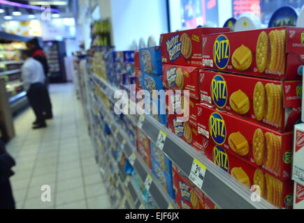 New York, USA. 25. März 2015. Foto aufgenommen am 25. März 2015 zeigt ein Supermarktregal 'Ritz', die verwendet, um eine Marke von Kraft Foods Group, in einem Supermarkt in Ner York, die Vereinigten Staaten. Ketchup-Hersteller h.j. Heinz Company und Kraft Foods Group vereinbart am Mittwoch zu verschmelzen in ein Geschäft, das das fünftgrößte Lebensmittel- und Getränkeindustrie Unternehmen in der Welt, mit rund 28 Milliarden US-Dollar Jahresumsatz schaffen würde. © Wang Lei/Xinhua/Alamy Live-Nachrichten Stockfoto