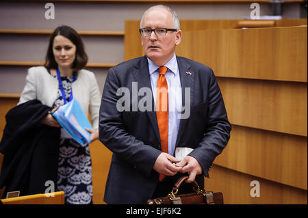 Frans Timmermans, erster Vizepräsident der Europäischen Kommission für bessere Rechtsetzung, interinstitutionelle Beziehungen, Rechtsstaatlichkeit und die Charta der Grundrechte zu Beginn eine Plenarsitzung in Brüssel am 25.03.2015 Präsident des Europäischen Rates, Donald Tusk und Präsident der Europäischen Kommission Jean-Claude Juncker dem Parlament mit den Schlussfolgerungen des Europäischen Gipfeltreffens des 19. / 20. März 2015 vorgelegt. von Wiktor Dabkowski Stockfoto